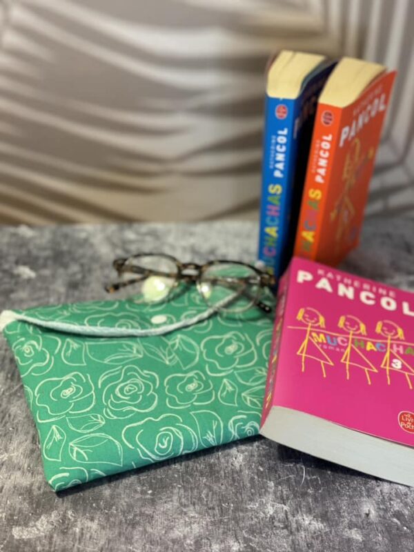 Pochette à livre de poche fleurs vertes et blanches