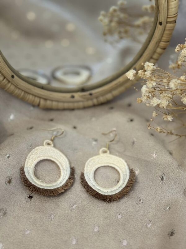 boucles d'oreilles beiges