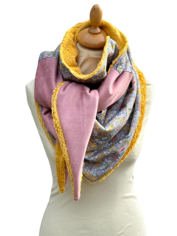 Foulard fleuri et oiseaux moutarde