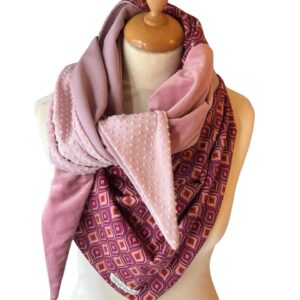Foulard mauve graphique
